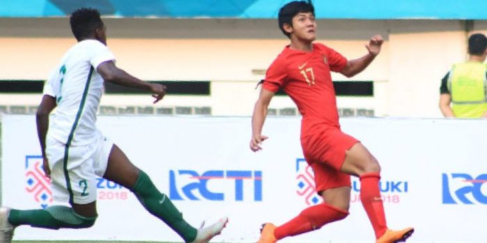  Aksi bek kiri timnas U-19 Indonesia, Firza Andika (kanan) saat melakoni uji coba kontra timnas U-19