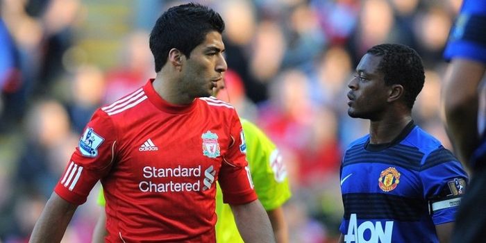 Luis Suarez dan Patric Evra saat keduanya bersitegang dalam sebuah laga Premier League di Stadion An