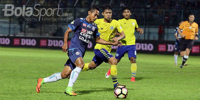 Aksi geladang Arema FC, Hendro Siswanto, saat menggiring bola dalam laga pekan ke-31 Liga 1 melawan 