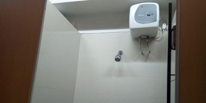 Tempat mandi yang dilengkapi pemanas air.