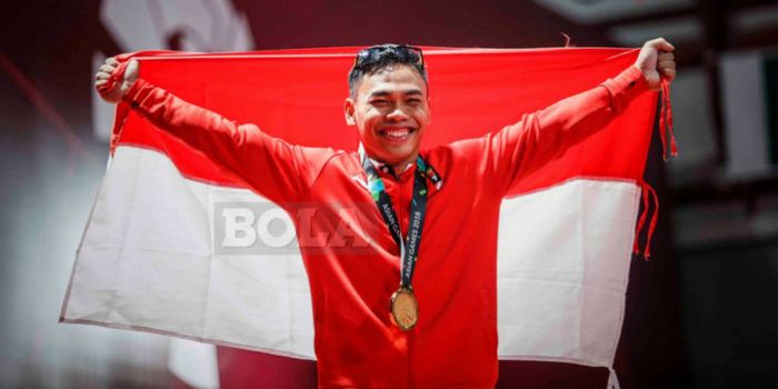 Selebrasi lifter Indonesia, Eko Yuli Irawan, saat berhasil meraih medali emas pada cabor Angkat Besi