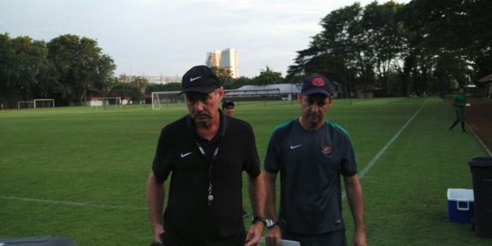 Pelatih Timnas Indonesia, Alfred Riedl (kiri), bersama asisten pelatih Wolfgang Pikal, usai memimpin