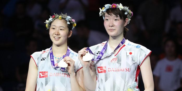Ganda putri Jepang, Mayu Matsumoto (kanan) dan Wakana Nagahara, berdiri di podium juara Kejuaraan Du