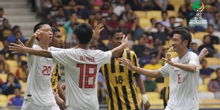  Suka cita para pemain timnas U-16 Jepang (putih) seusai mengalahkan timnas U-16 Malaysia pada laga 