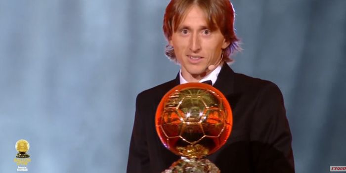  Pemain Real Madrid, Luka Modric, meraih penghargaan Ballon d'Or 2018 di Paris, Prancis, Senin (3/12/2018).