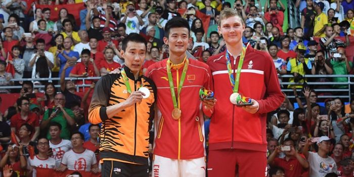 Peraih medali perak Olimpiade Rio 2016 asal Malaysia, Lee Chong Wei (kiri), berpose dengan peraih medali emas dari China, Chen Long (tengah), dan peraih medali perunggu dari Denmark, Viktor Axelsen, di Riocentro, Rio de Janeiro, Brasil, 20 Agustus 2016.