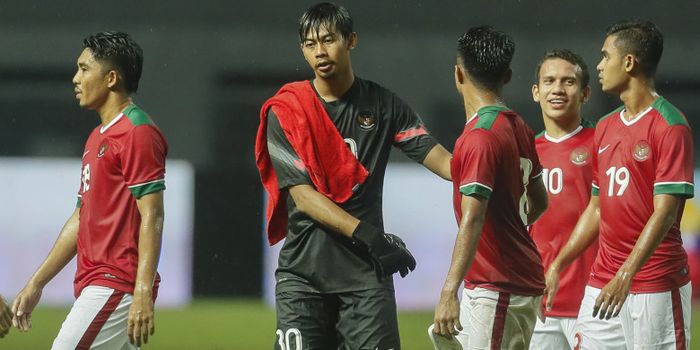 Kiper timnas U-23 Indonesia, Satria Tama (kedua dari kiri), melakukan tos bersama rekan-rekan setim.
