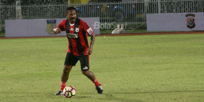 Eduard Ivakdalam beraksi di Stadion Mandala Jayapura dalam laga Persipura All Star melawan Bhayangkara FC.