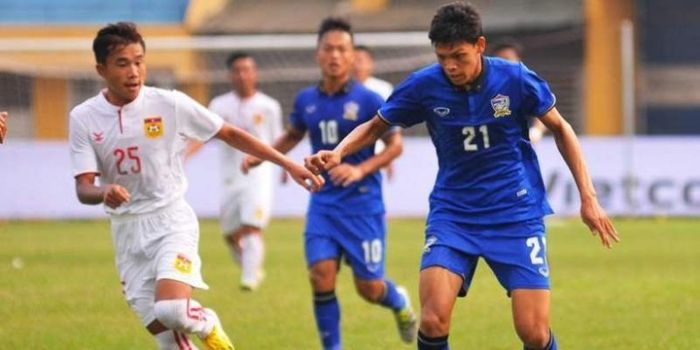 Penampilan striker Thailand U-19, Supachai Jaided, saat membantu timnya mengalahkan Laos U-19 2-1 pa