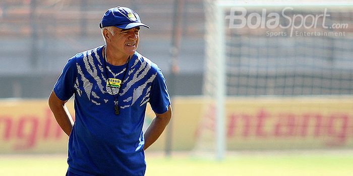       Pelatih Persib Bandung, Roberto Carlos Mario Gomez, saat memimpim latihan tim di Gelora Bung T