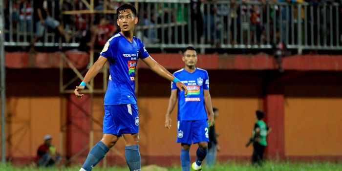 Pemain PSIS Semarang, Tegar Infantrie, saat menghadapi Madura United dalam laga uji coba.