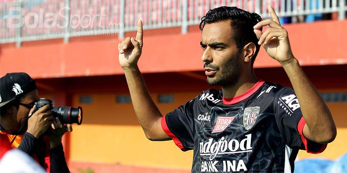 Gelandang Bali United, Marcos Flores, memasuki lapangan menjelang melawan Madura United pada laga Li