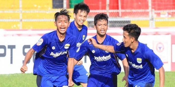 Paling kiri Beckham Putra bersama teman-teman Persib.