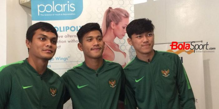 Trio pemain timnas U-19 Indonesia; Rachmat Irianto, Indra Mustafa, dan Feby Eka Putra (dari kiri ke 