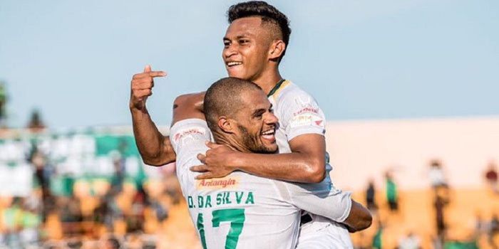 Striker Persebaya David da Silva saat merayakan golnya bersama Osvaldo Haay dalam pertandingan lawan