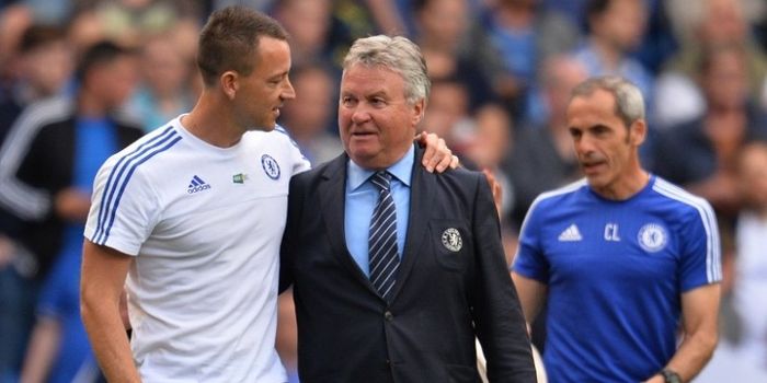  Manajer Chelsea, Guus Hiddink (tengah), berbincang dengan John Terry usai laga kontra Leicester Cit