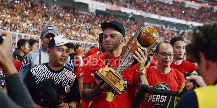 Pemain Persija Jakarta, Ivan Carlos, dan rekan-rekannya merayakan kemenangan tim di final Piala Pres