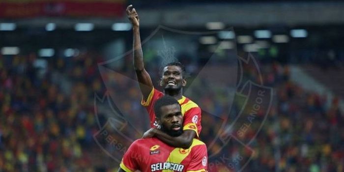 Dua pemain Selangor FA, S Veenod (atas) dan Patrick Wleh merayakan gol di Stadion Shah Alam. Selango