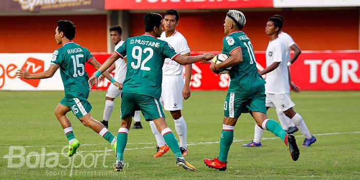     Penyerang PSS Sleman, Cristian Gonzales (kanan), merayakan gol bersama rekan setimnya saat melaw
