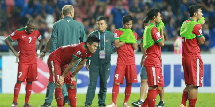 Kekecewaan para pemain timnas Indonesia usai final kontra Thailand pada Piala AFF 2016 di Bangkok, 1