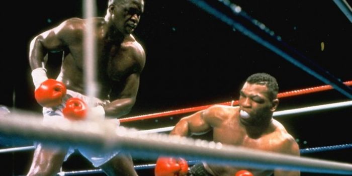 Pertarungan Buster Douglas (kiri) melawan Mike Tyson di Tokyo, 11 Februari 1990.