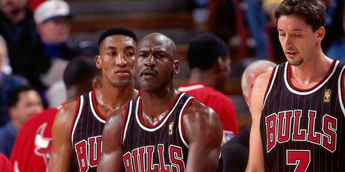 Michael Jordan saat menjadi trio pertama pencetak 30 poin lebih bersama Scottie Pippen dan Toni Kuko