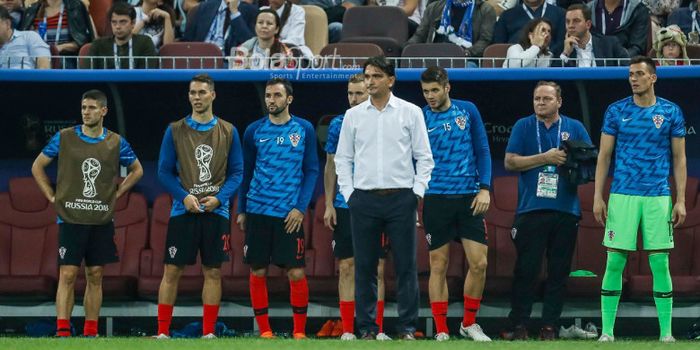 Pelatih Kroasia, Zlatko Dalic, bersama para pemain cadangan di bench saat laga kontra Inggris pada b