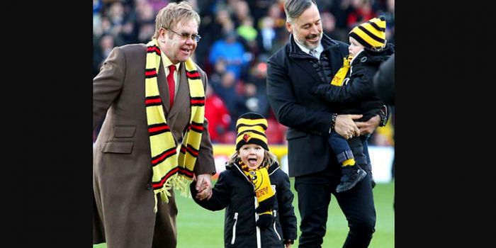 Elton John bersama kedua putranya, Zachary (tengah) dan Elijah (digendong), dan sang suami David Fur
