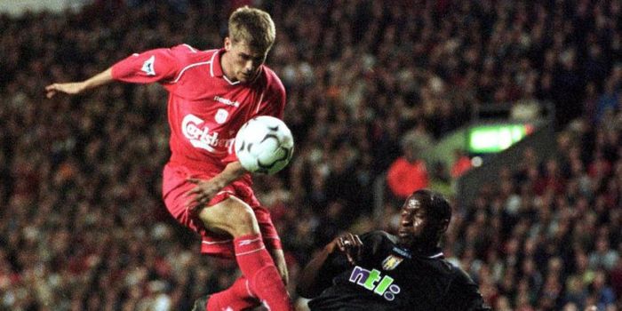 Penyerang Liverpool FC, Michael Owen (kiri), dihadang oleh pemain Aston Villa, Ugo Ehiogu, dalam lag