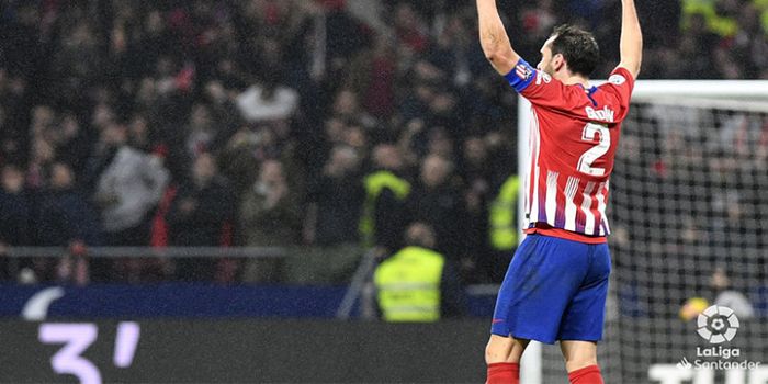 Kapten Atletico Madrid, Diego Godin, melakukan selebrasi setelah timnya meraih kemenangan atas Athle