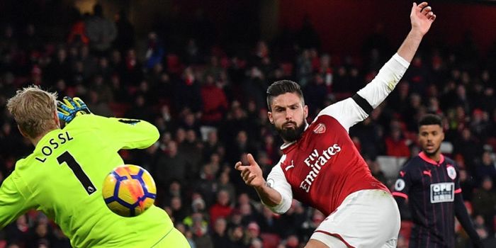Striker Arsenal, Olivier Giroud (kanan), mencetak gol ke gawang Huddersfield Town dalam laga Liga I