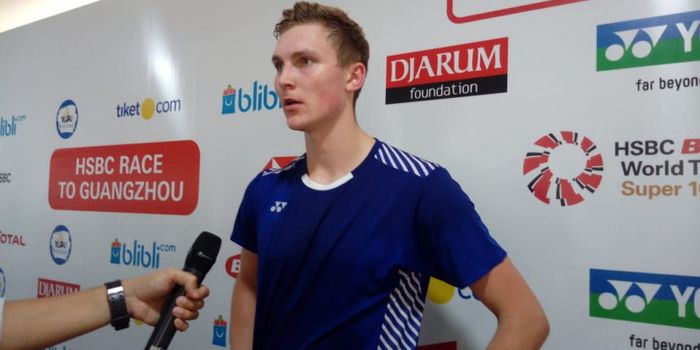 Pebulu tangkis tunggal putra Denmark, Viktor Axelsen, saat diwawancara di area mixed zone.