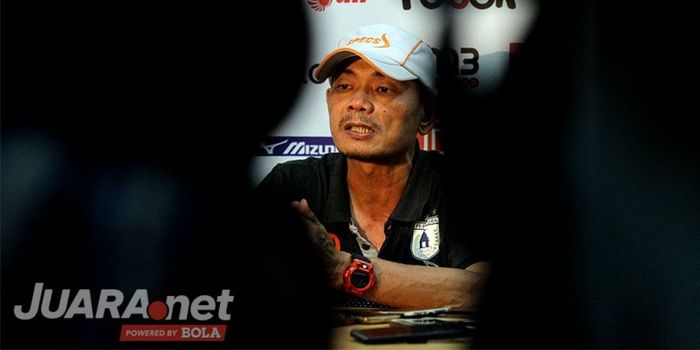 Pelatih Persipura Jayapura, Liestiadi, berbicara kepada media usai laga melawan Madura United dalam 