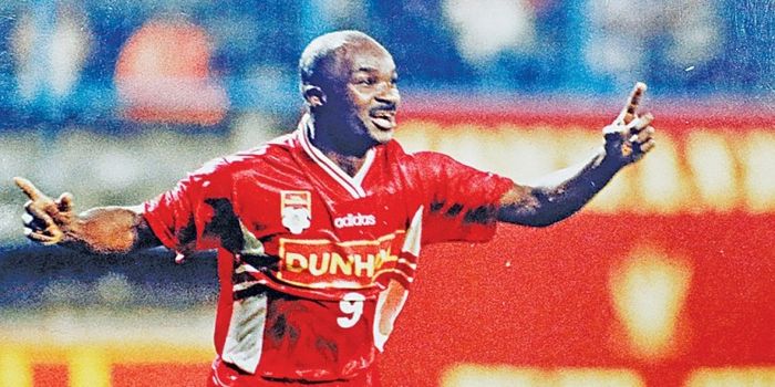 Roger Milla, saat memperkuat Pelita Jaya pada musim kompetisi Ligina 1994-1995.