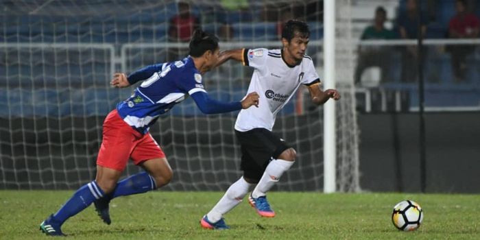 Aksi bek Kuala Lumpur FA, Achmad Jufriyanto (kiri) saat timnya dijamu Terengganu FC pada laga pamung