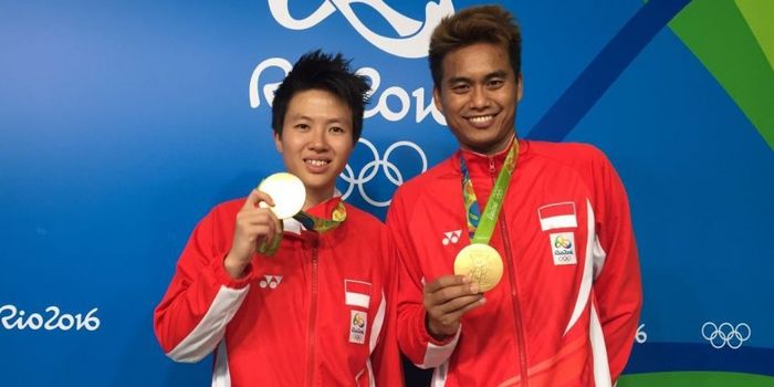 Liliyana Natsir dan Tontowi Ahmad memamerkan medali emas Olimpiade Rio 2016 yamg diraih seusai memen