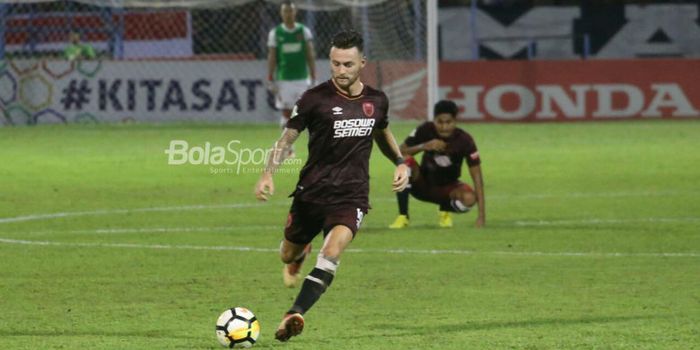      Pemain PSM Makassar, Marc Klok, beraksi pada laga Liga 1 2018 kontra Madura United di Stadion A