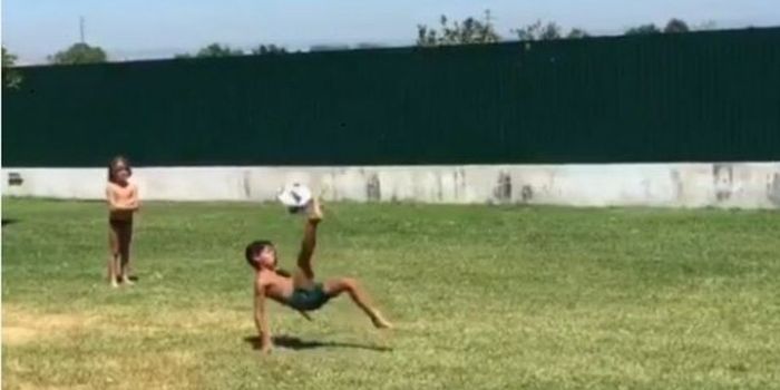 Cristiano Ronaldo Junior melakukan tendangan salto.