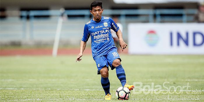 Aksi gelandang Persib Bandung, Eka Ramdani, saat tampil melawan Sriwijaya FC pada partai pembukaan P