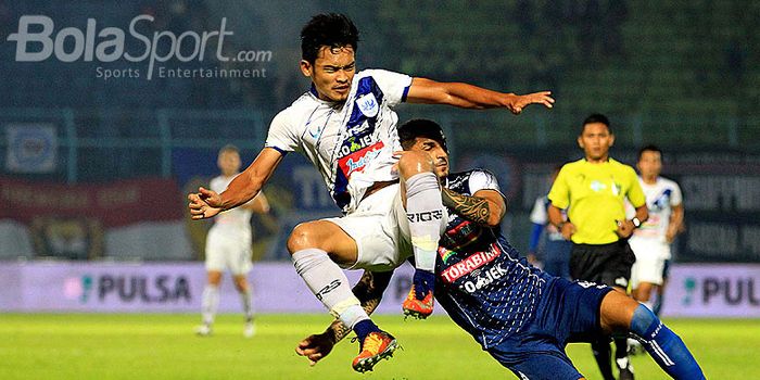 Gelandang PSIS Semarang, Bayu Nugroho (kiri) berduel dengan bek Arema FC, Arthur Cunha, pada laga pe