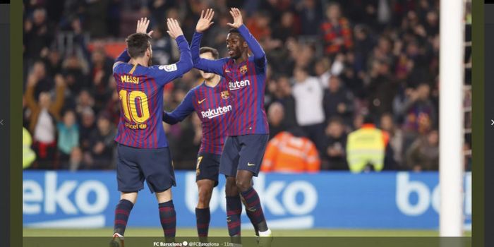 Penyerang FC Barcelona, Ousmane Dembele, merayakan golnya bersama Lionel Messi dalam laga kedua baba