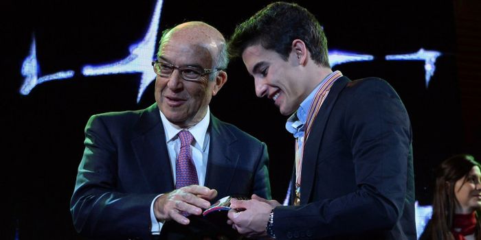 Carmelo Ezpeleta (CEO Dorna) dan Marc Marquez (Repsol Honda).