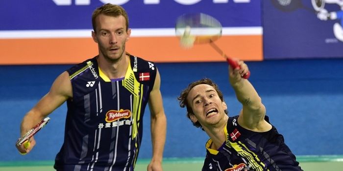        Pasangan ganda putra Denmark, Mathias Boe (kanan)/Carsten Mogensen, mengembalikan kok dari pa