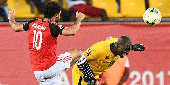  Kiper Uganda, Denis Onyango, tampil gemilang saat mengawal gawangnya dari terjangan Mohamed Salah p