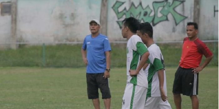 Pelatih PSMS Medan, Abdul Rahman Gurning, saat memimpin latihan.