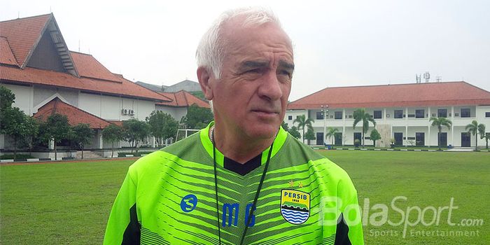 Mario Gomez saat melatih Persib Bandung.