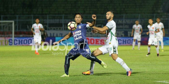 Pemain Arema FC, Johan Alfarizi (kiri).