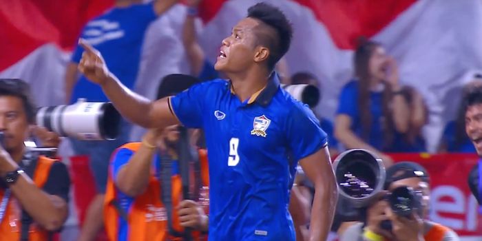 Penyerang timnas Thailand, Siroch Chatthong, seusai mencetak gol ke gawang Indonesia pada final kedu