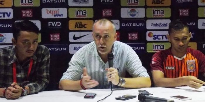 Pelatih Pusamania Borneo FC, Dragan Djukanovic (tengah) dalam jumpa pers pasca laga timnya kontra tu