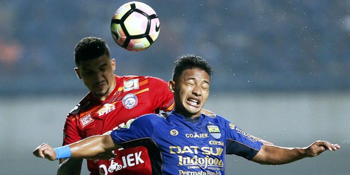  Aksi gelandang belia Persib Bandung, Gian Zola, saat tampil melawan Arema FC dalam laga pembukaan  Liga 1 2017.